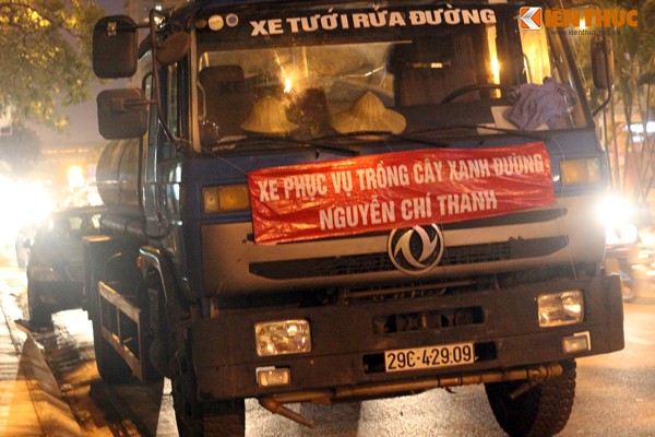 Hà Nọi tròng lại cay xanh trong dem tren duong Nguyen Chi Thanh-Hinh-13